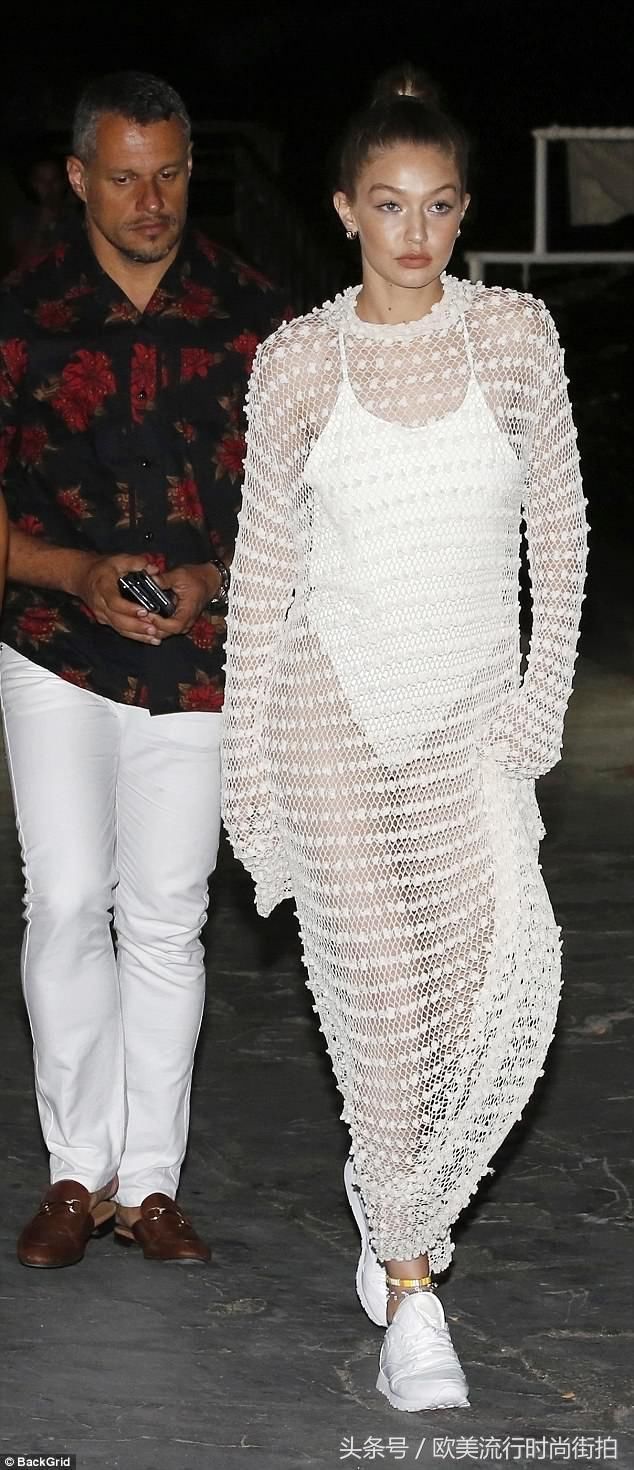 吉吉哈迪德穿着精致的钩针编织连衣裙在米克诺斯参加聚会