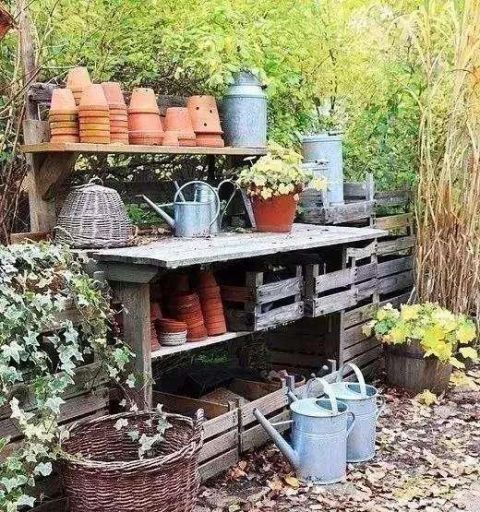 庭院不需太奢华，或一盆花，或一个老物件就能让庭院惬意起来