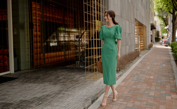 头条女神孙允珠，青松柏木夏日绿茵灯笼袖礼裙