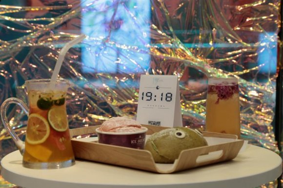 “bling bling”新锐茶饮店“19TEA”,看这设计,喜茶是不是要凉