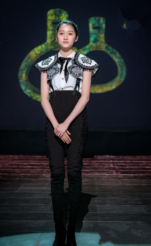 关晓彤大秀美腿变身九头身美女，网友：终于知道鹿晗为什么选你了