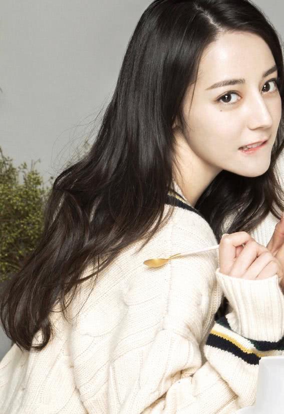 细看迪丽热巴的袖子还在！但她裸色长裙上的人影是她心中的王子？