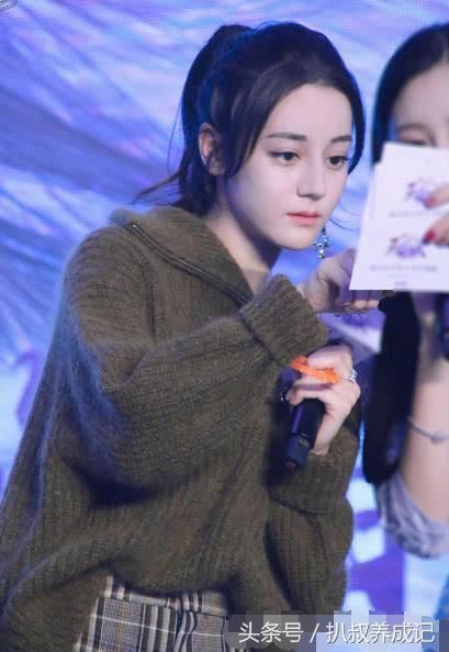 迪丽热巴和张雪迎撞衫，这次热巴敌不过张雪迎
