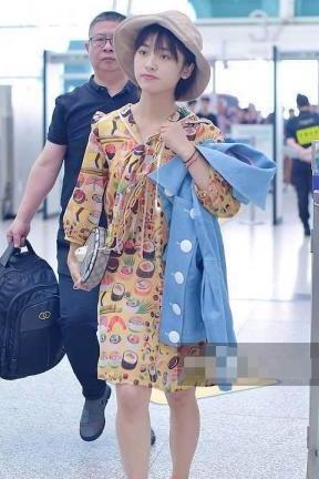 同为一米六身高小短腿,鞠婧祎和沈月机场照对比,差距不是一点点