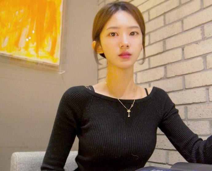 路人街拍,颜值高、身材好,这样的小姐姐喜欢吗