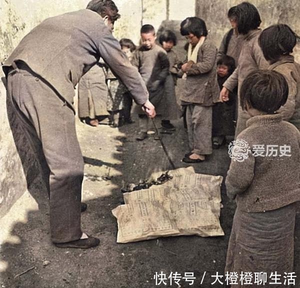 『焚烧纸钱』民国时清明扫墓的上色彩照:趴在亲人坟头哭诉 割舍不了的思念