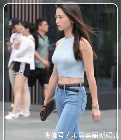 「气质」简约穿搭:街头偶遇气质小姐姐,牛仔裤搭配背心,时尚的潮流风格