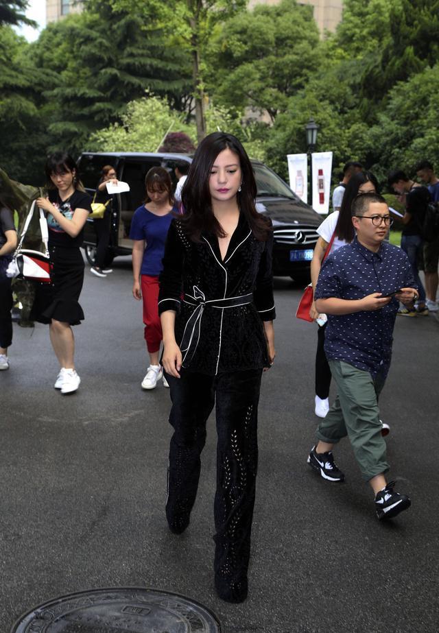 同为人母，林心如和赵薇相聚同框，一个像少女，一个真的像“妈妈