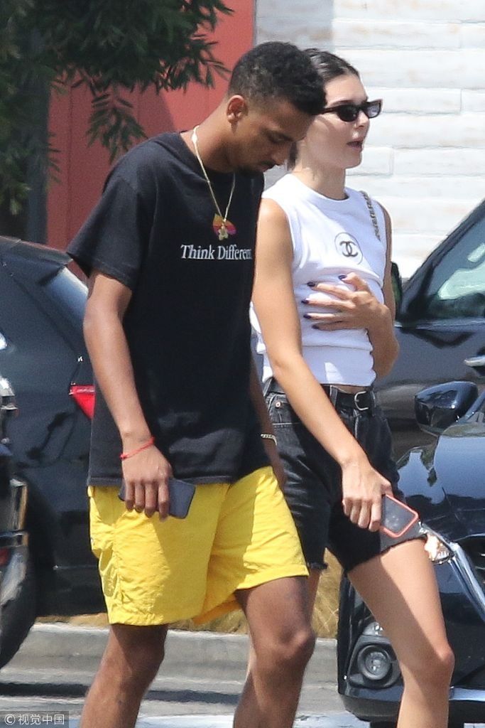 友情疗伤法？肯达尔带好基友兜风似散心  与贾登史密斯街头热拥