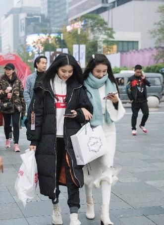  『可爱』路人街拍，小姐姐戴眼镜的方式真的非常可爱俏皮