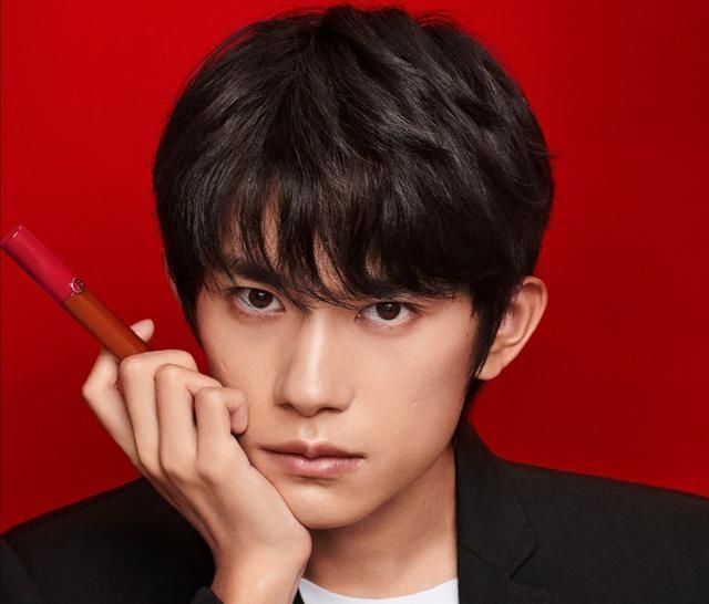 『口红代言』男明星代言接连翻车，千玺都不敢试的口红，却被他抹出高级感