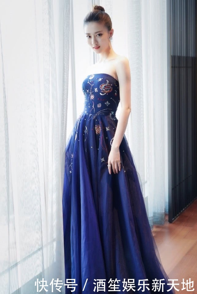 白衬衫真是太百搭了，徐璐用它搭配红裙子，青春时尚美到不行