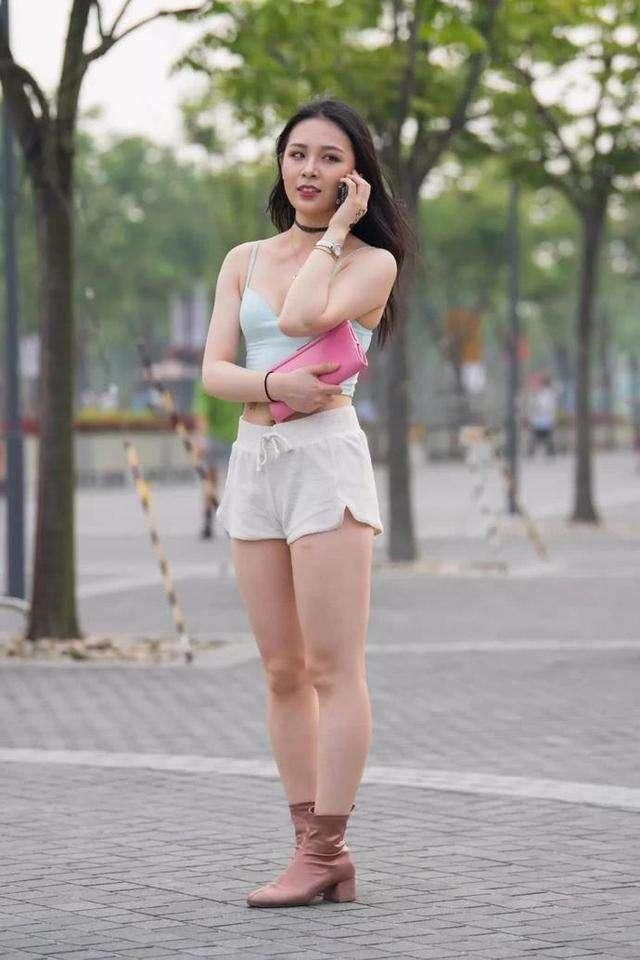 颜值和上半身都无可挑剔的美女，输在了一双腿上!