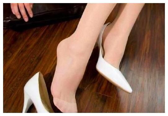 尖头细脚高跟鞋，塑造出完美的脚型，绽放迷人的女人气息！