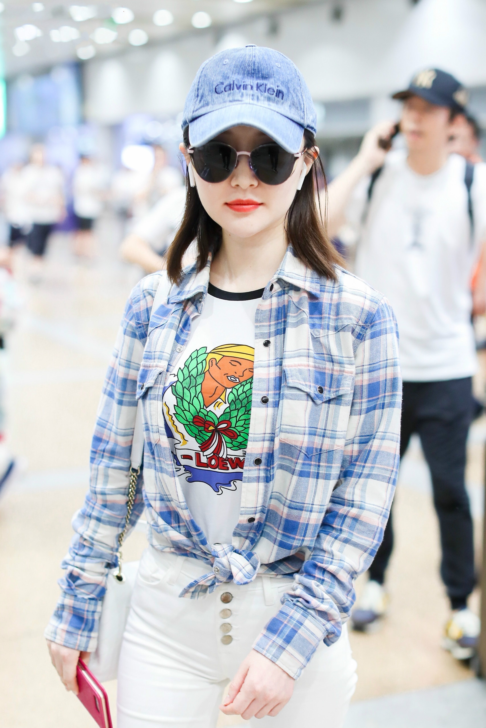 这么紧的裤子舒畅也硬穿，还能5颗扣子全系上，网友：逼死普通人