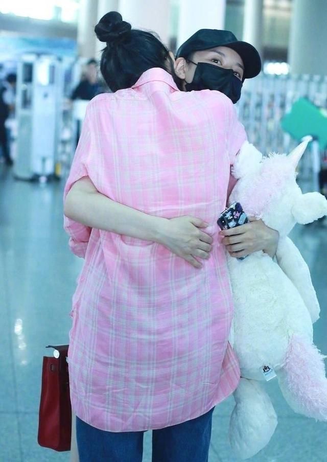 35岁王鸥和20岁宋祖儿同穿粉色上衣现身机场，一个少女一个大妈