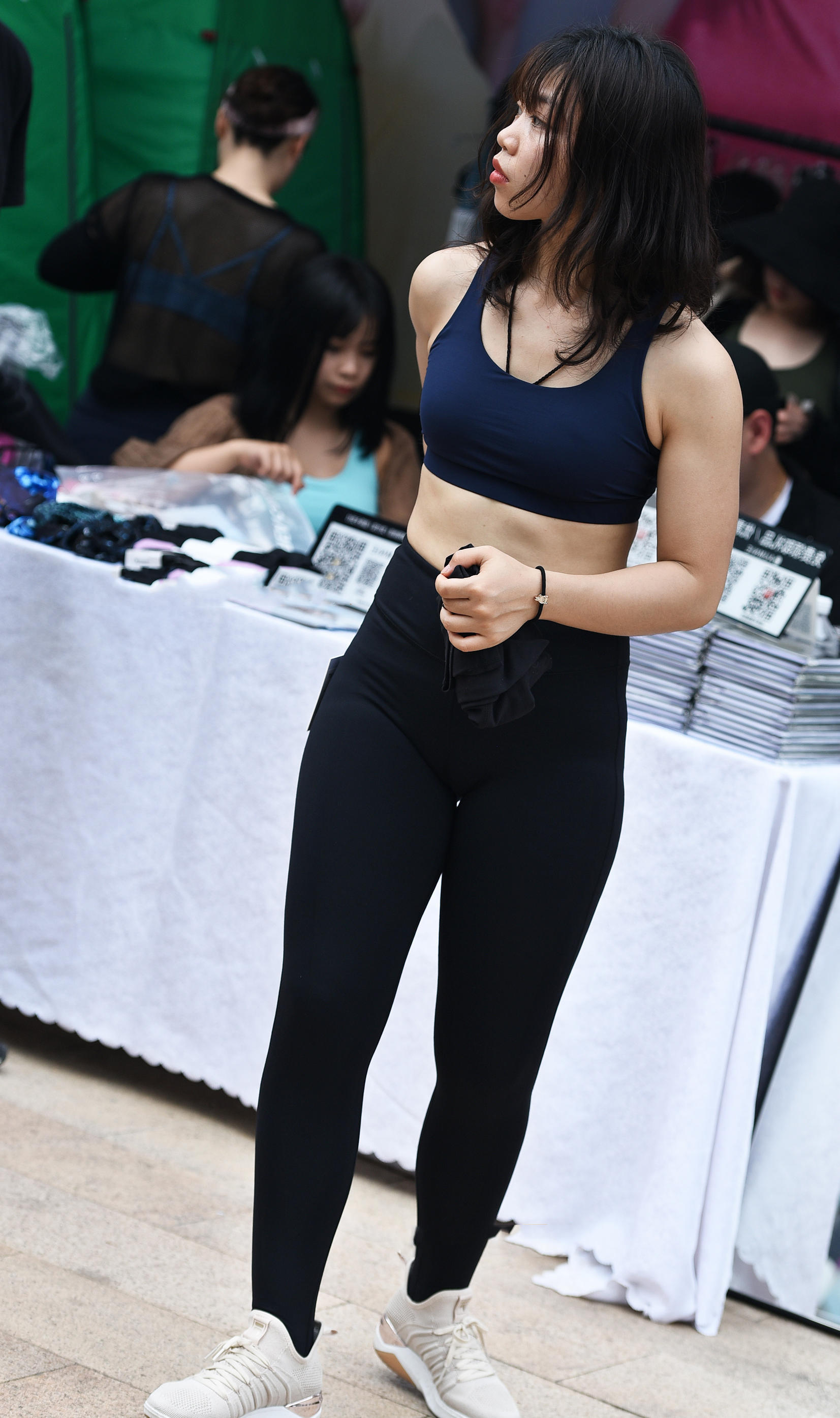 气质小姐姐紧身裤勾勒出丰腴翘臀，刚买的裤子就这么穿走了，很霸