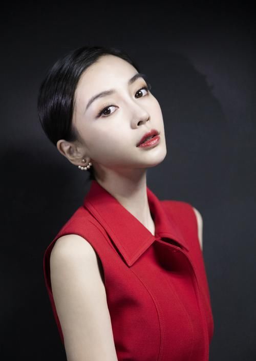 #辣妈#Angelababy变温柔辣妈,大地色基础妆容优雅高级,低调不失气场