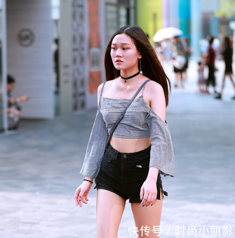 丰腴又高挑的紧身裙小姐姐穿出优美动人，令人眼前一亮！