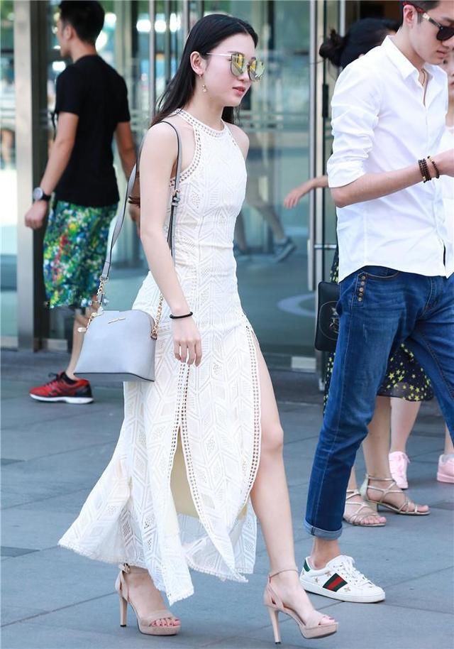  『美女』路人街拍，露肩开叉连衣裙美女，无处安放的性感美腿