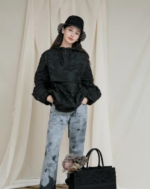  [少女]Angelababy少女感太强,羊绒羔外套搭配牛仔蓝渔夫帽,软萌又可爱