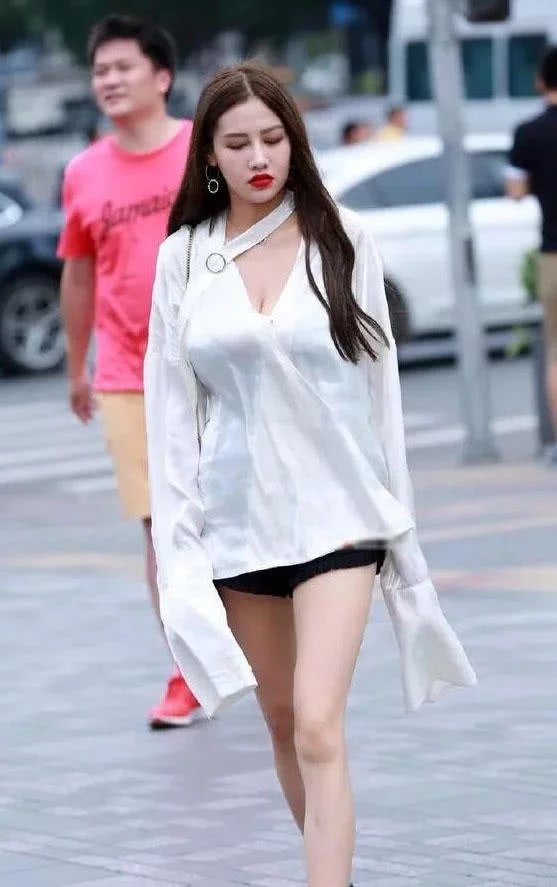 性感小姐姐深V时尚长袖，显丰满上围，超短热裤大秀美腿