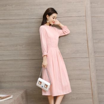 好身材要显摆，气质连衣裙凸显玲珑身材，时髦性感更有女人味