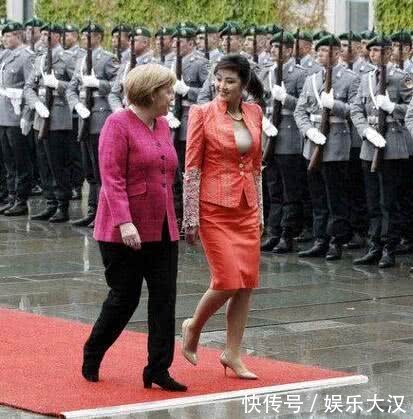 51岁的英拉，气质都藏在裙子里，连奥巴马都忍不住偷瞄几眼！