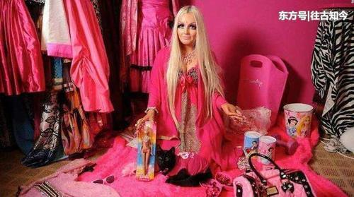 21岁女子童年被侵犯，长大后为变成芭比娃娃，每天化妆4小时！