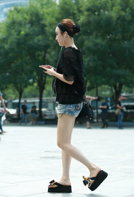 气质小姐姐超短裙搭配短袖T恤，一双逆天大长腿，路人都看呆了