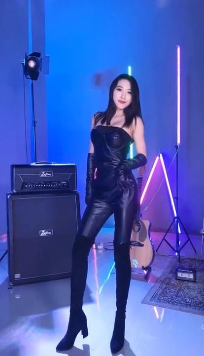  美女|小姐姐绝世而独立，也太甜美了吧，自信大方！
