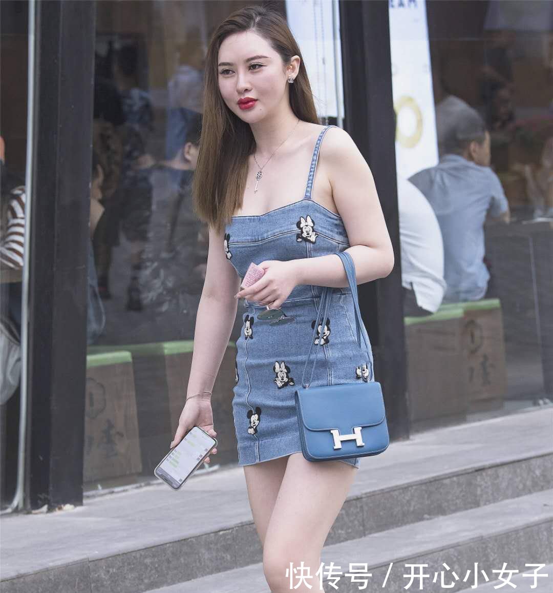 街拍米奇小姐姐吊带牛仔裙,好身材显露无疑,可爱又性感