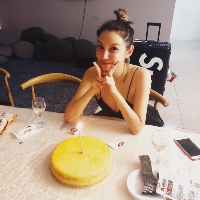 李雨桐曝光薛之谦手机号，这话揭示他为啥复合，网友：女版黄毅清