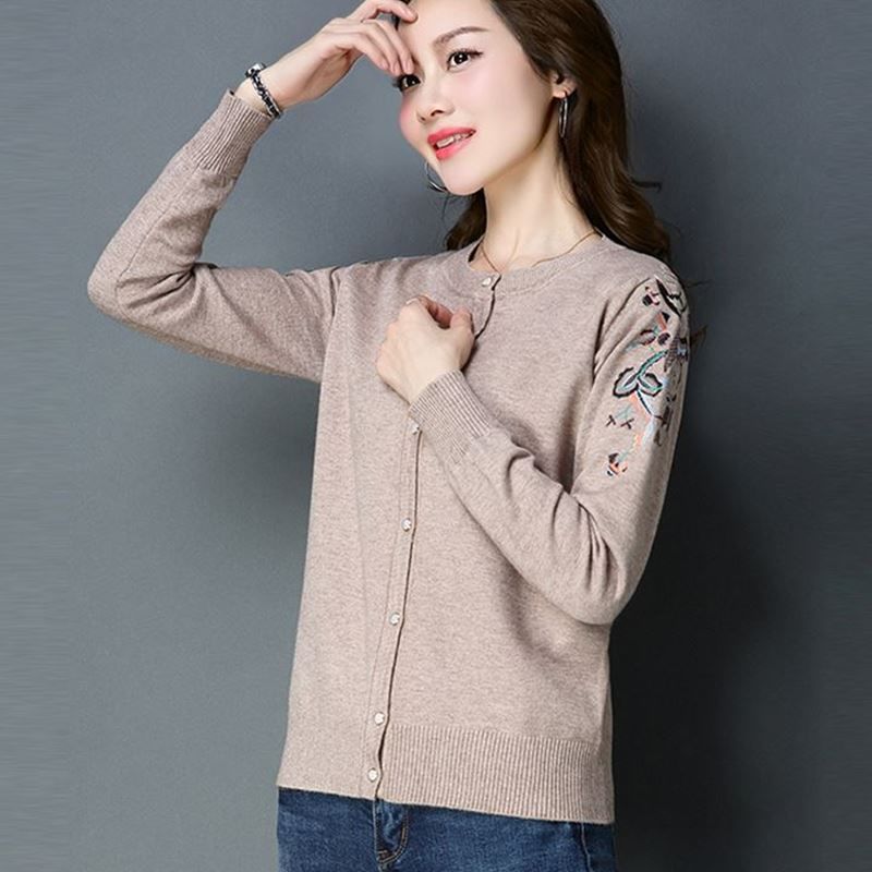 经济允许的话，穿下面的上衣出门，70后女人穿比00后还美嫩