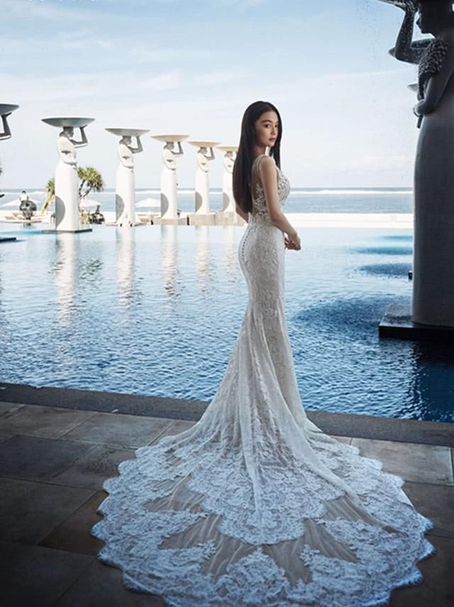 本以为秦岚穿鱼尾裙已经够惊艳了，直到看见张馨予，真仙女！