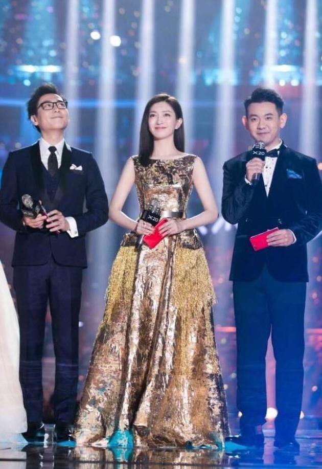 32岁江疏影“撞衫”30岁景甜赢了? 网友: 无法挽救她的“网红脸”