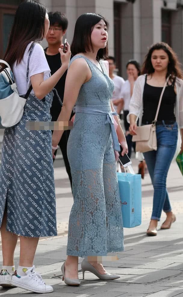 街拍:小姐姐紧身连体衣撑出100分身材，配上沙宣发型，时尚漂亮