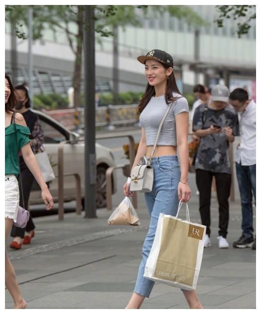 成都街拍：成都果然盛产美女，走到哪里，都能看到一群美女！