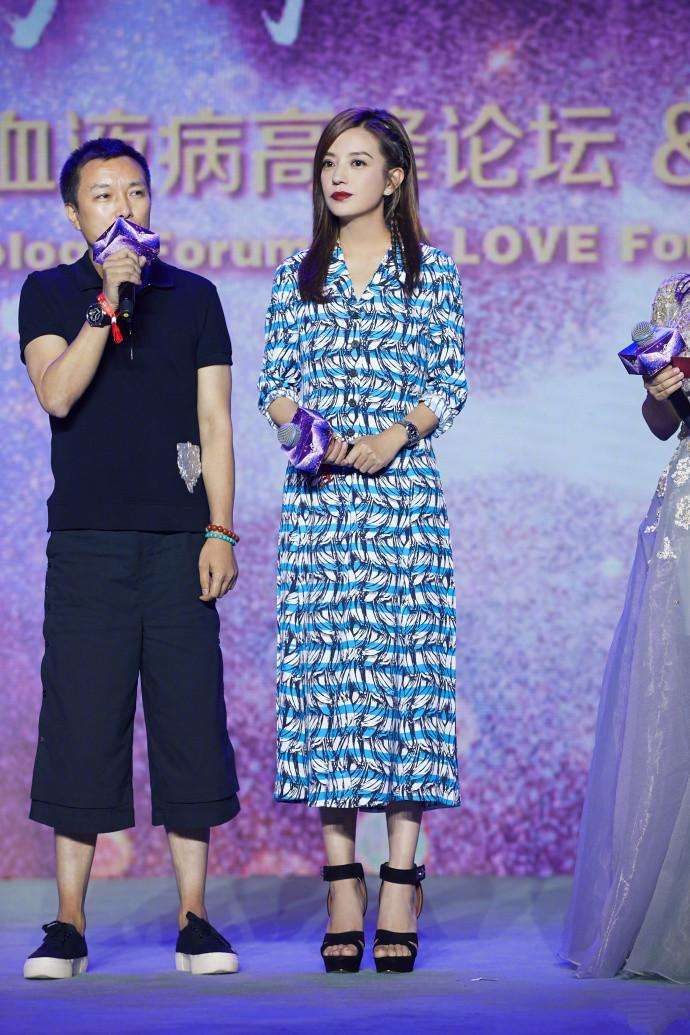 赵薇瘦了后美回颜值最巅峰，穿束腰裙现身活动秀小蛮腰!