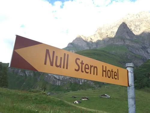 瑞士“0星级”酒店，野外一张床，一晚还要1400元