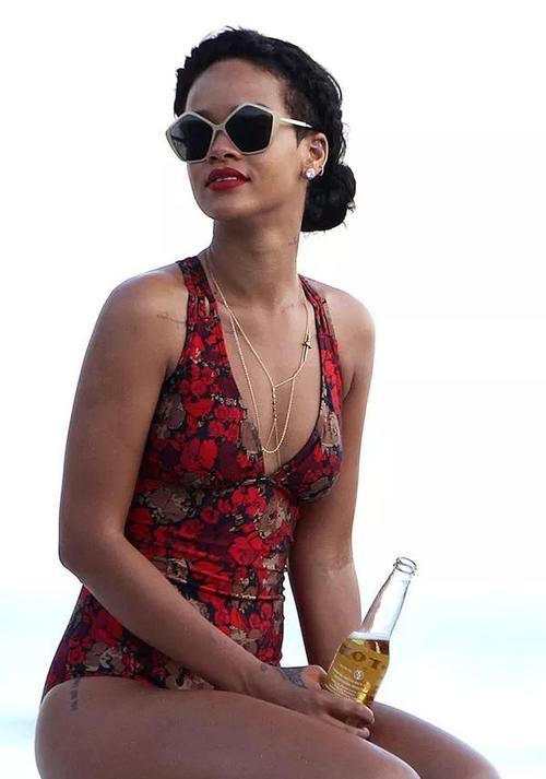 夏季沙滩边的你 就只知道穿泳衣吗