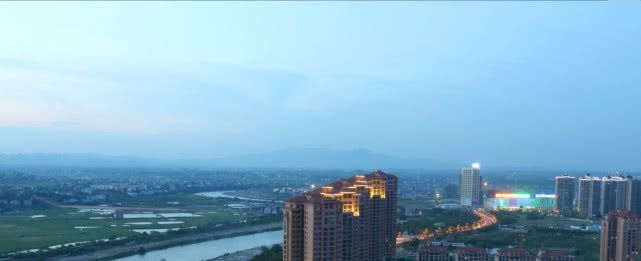 湖南这一城市堪称交通巨头，力压长沙，拥有2个机场7个火车站