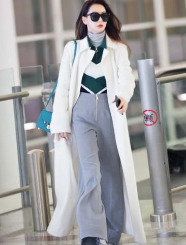 戚薇的袜子吃了高跟鞋！难怪网友调侃：这丝袜和鞋成了亮点！