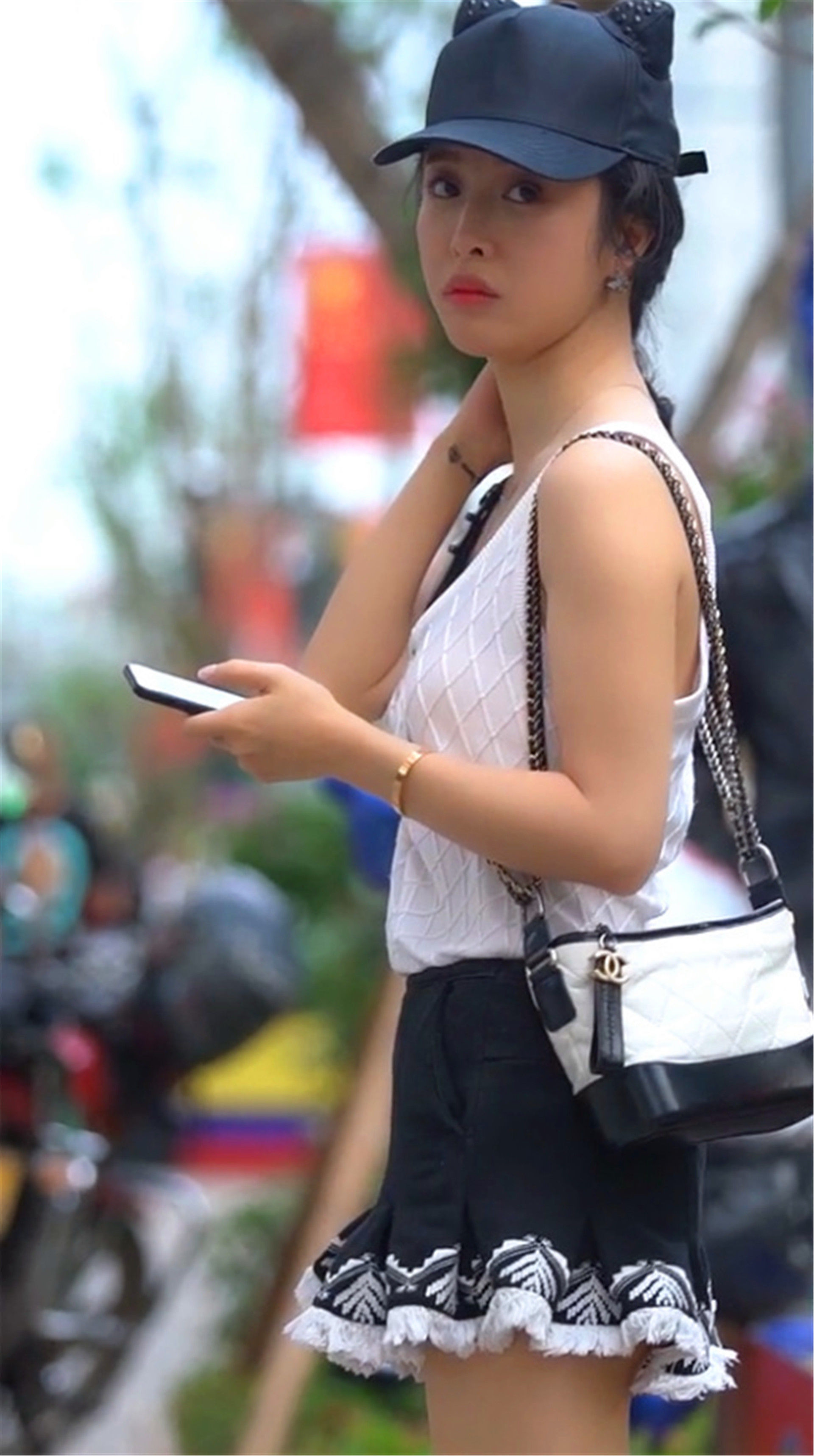 街拍:万水千山都不及美女这般婀娜多姿的身影,你最喜欢哪一个?