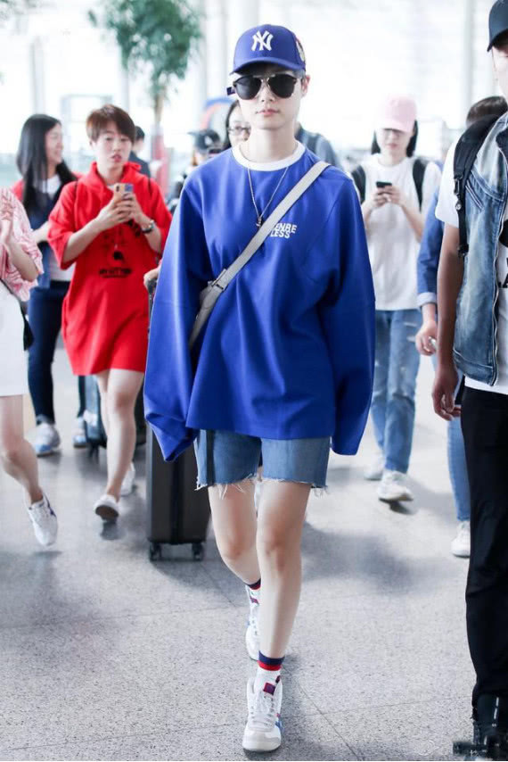 张靓颖和李宇春同时现身机场，曾经的超女如今一对比就逊色不少！