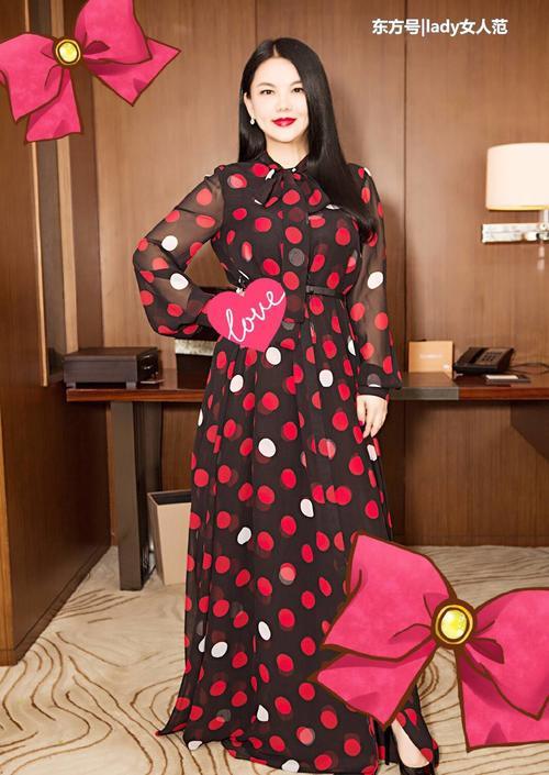 李湘穿长裙录制节目，裙子却遭网友嘲讽：有钱人，全身都是珠宝