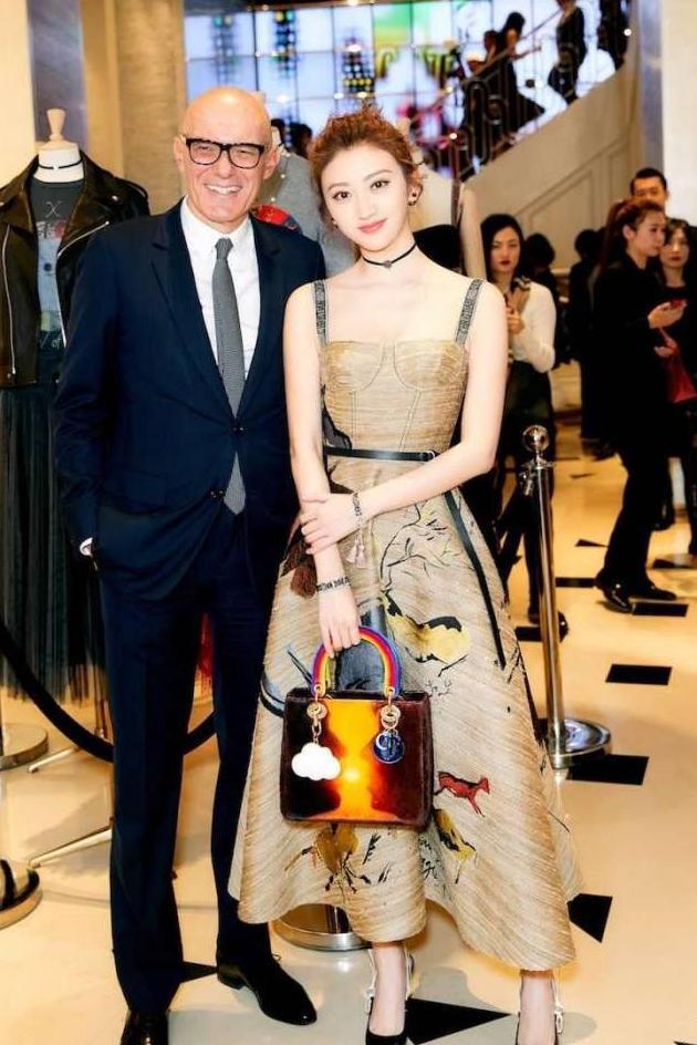 32岁江疏影“撞衫”30岁景甜赢了? 网友: 无法挽救她的“网红脸”