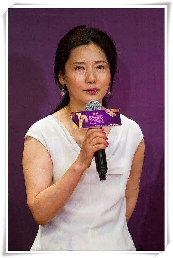 当55岁何赛飞遇见55岁关之琳,网友:与其硬撑不如自然老去!