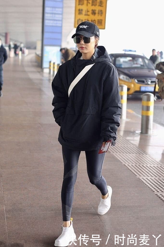 王珞丹穿健身裤去机场，转身的瞬间好尴尬，网友：哎，上衣太短了