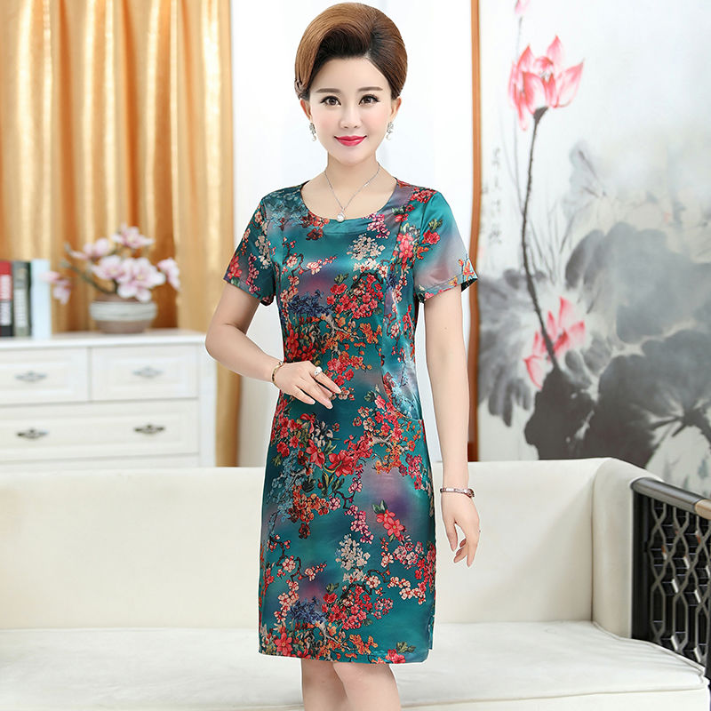 50岁的妈妈，裤子都扔了!就穿这雪纺连衣裙，洋气超显气质